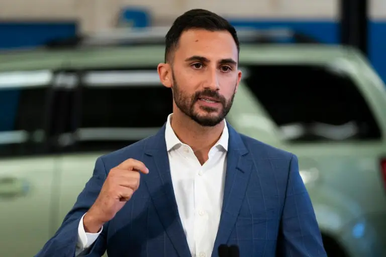 Stephen Lecce delivers remarks at Lakeshore Collegiate Institute in Toronto, on Thursday, Aug. 31, 2023. © THE CANADIAN PRESS/Spencer Colby